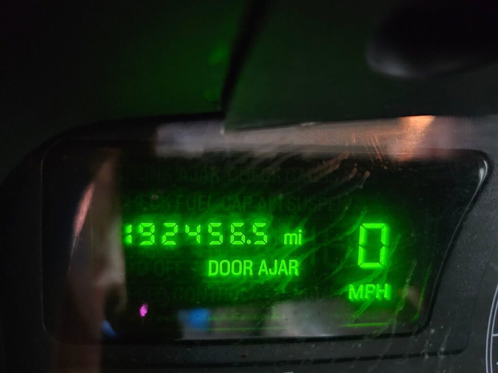 Used 2005 Lincoln Town Car Signature Limited image 23