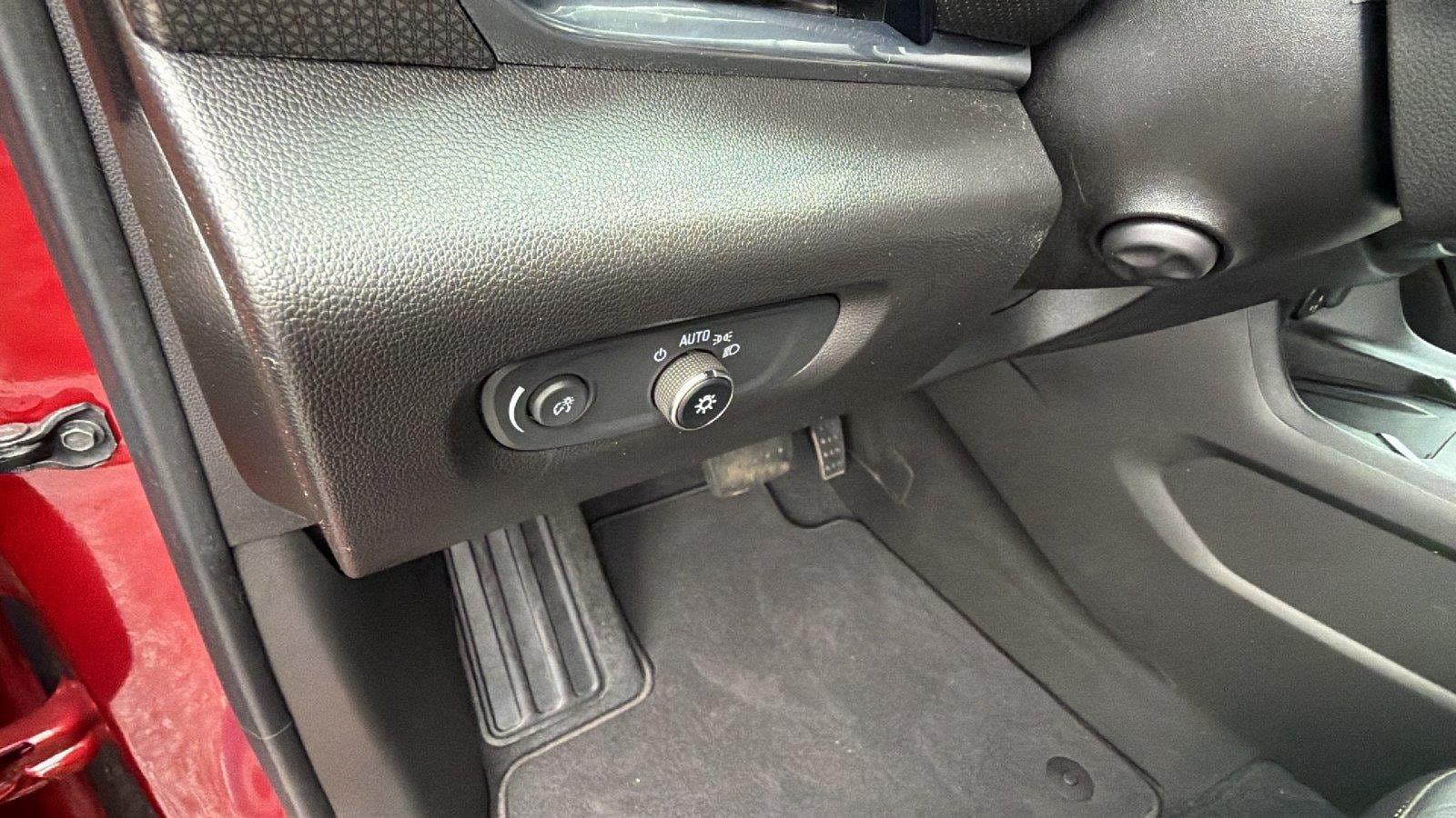 Used 2023 Chevrolet Traverse Premier FWD image 28