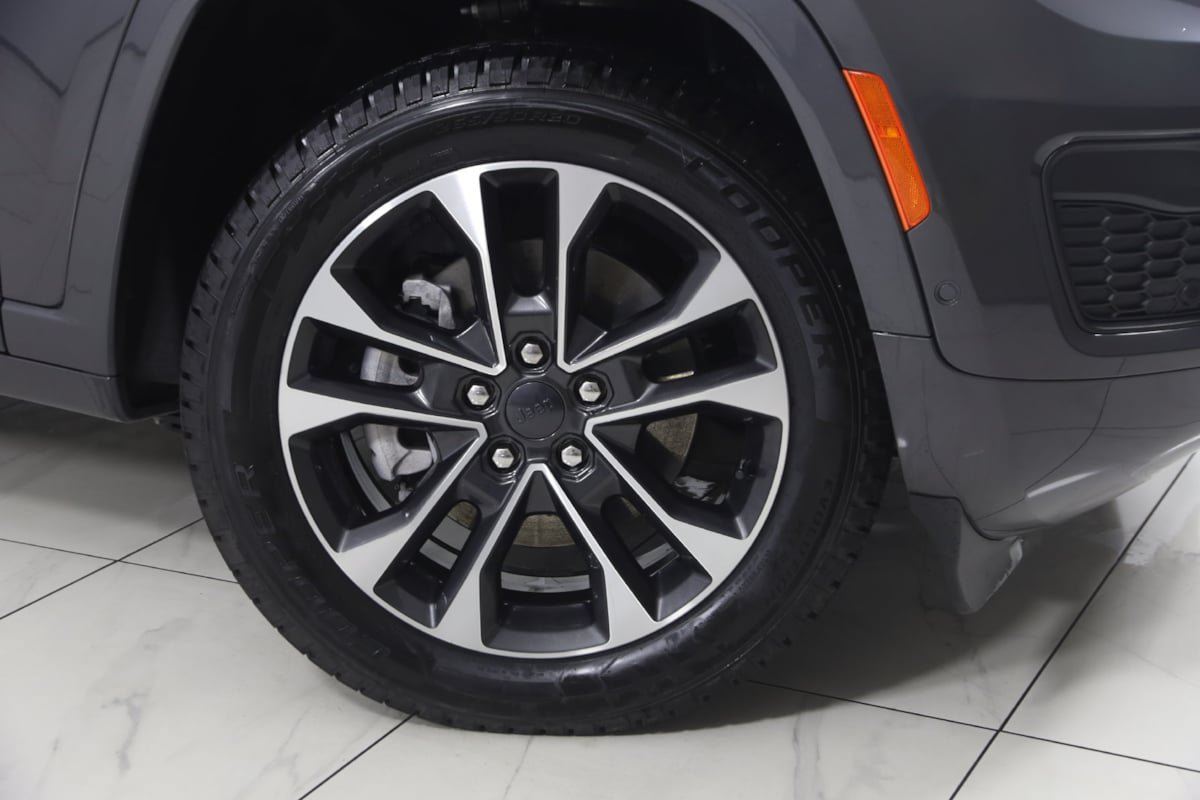 Used 2023 Jeep Grand Cherokee Overland w/ Luxury Tech Group IV AWD/4WD image 18