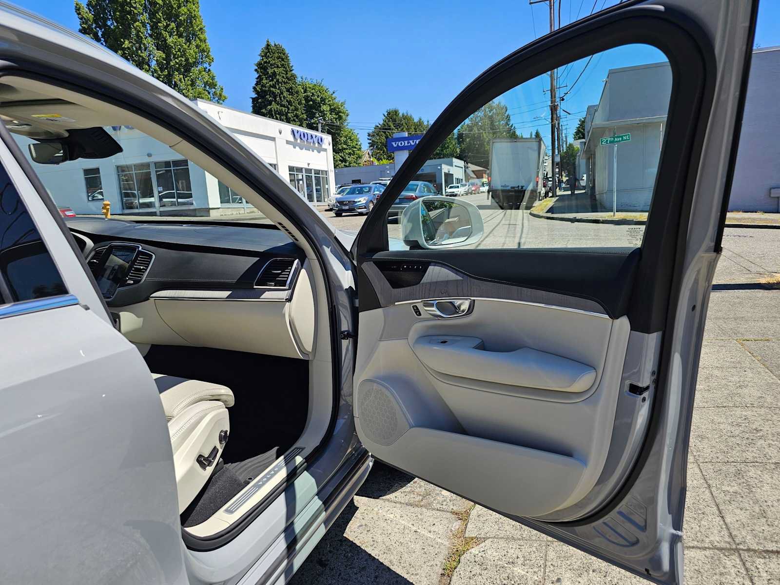 Certified 2025 Volvo XC90 T8 Ultra w/ Protection Package Premier AWD/4WD image 10