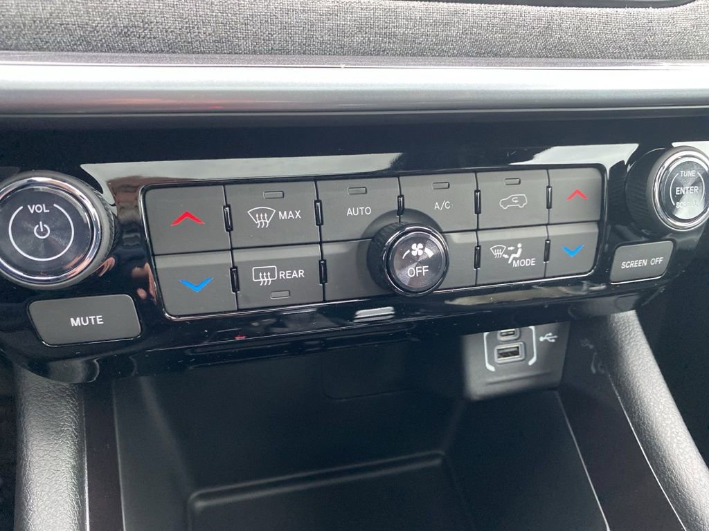 New 2026 Jeep Compass Latitude image 36