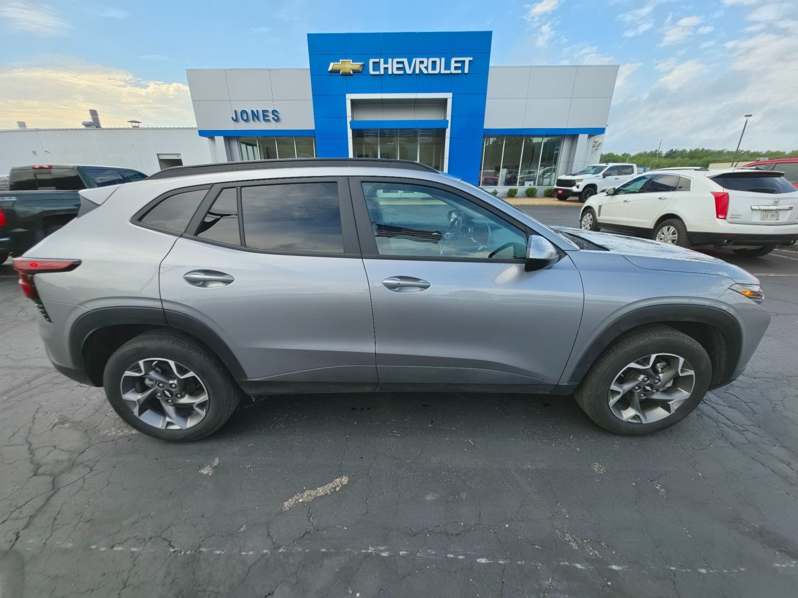 Used 2025 Chevrolet Trax LT w/ LT Convenience Package FWD image 6