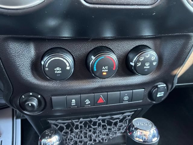 Used 2018 Jeep Wrangler Unlimited Rubicon AWD/4WD image 34