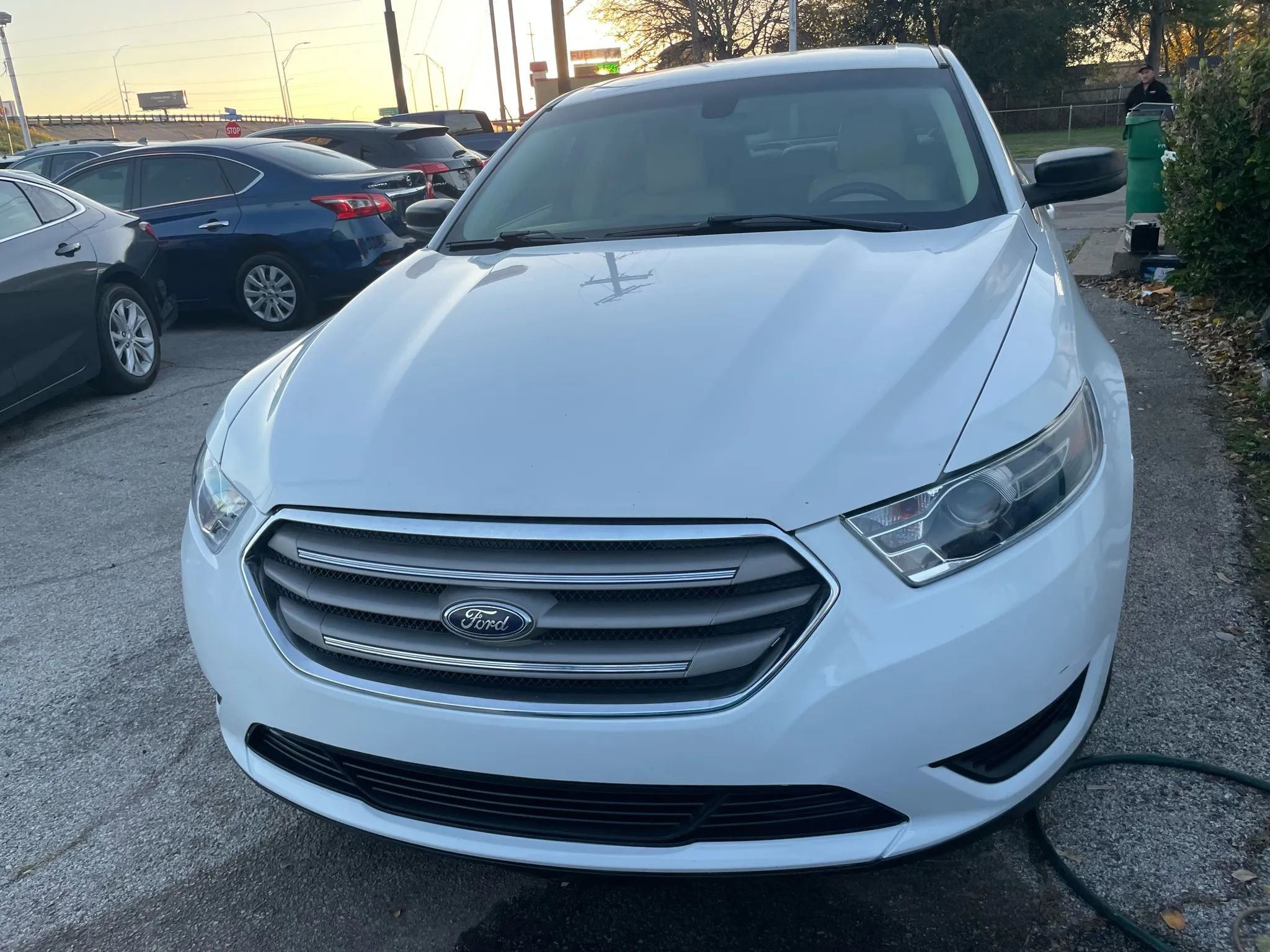 Used 2017 Ford Taurus SE image 3