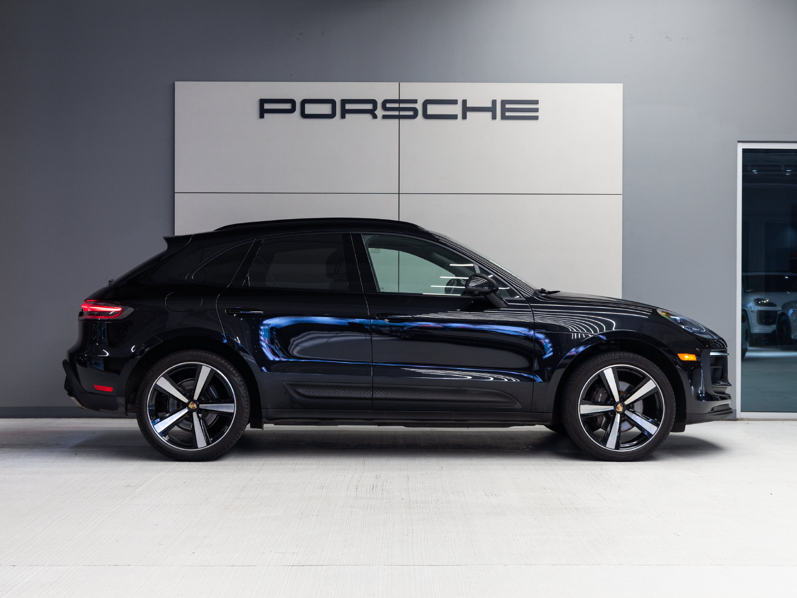 Certified 2023 Porsche Macan AWD/4WD image 8