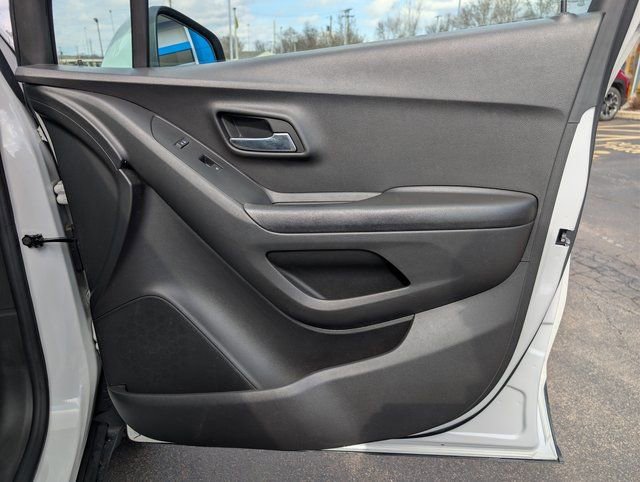 Used 2022 Chevrolet Trax LT w/ LT Convenience Package image 13