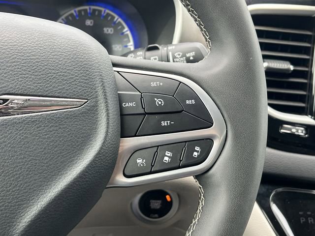 Used 2024 Chrysler Pacifica Touring-L image 19