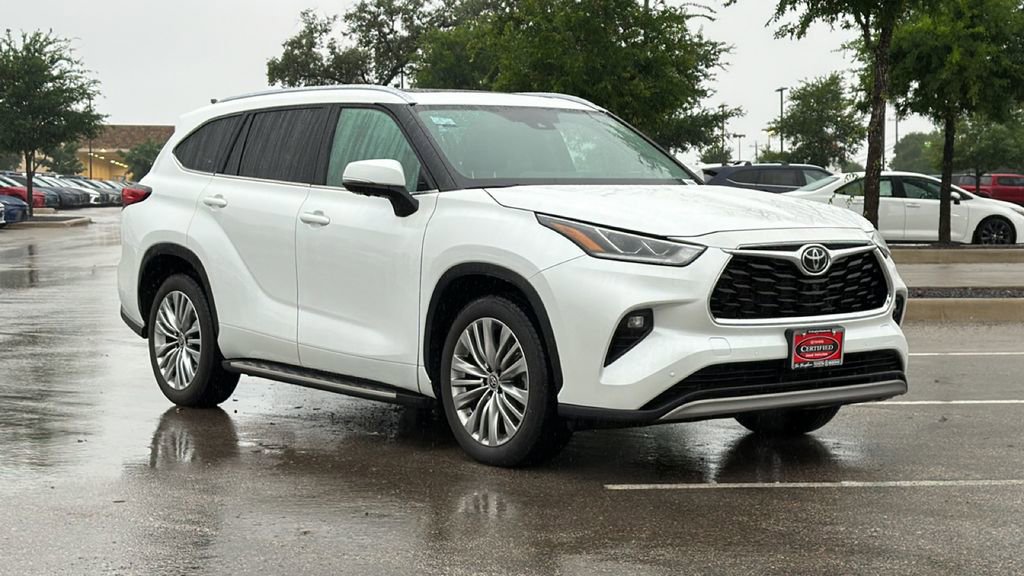 Used 2023 Toyota Highlander Platinum FWD image 3