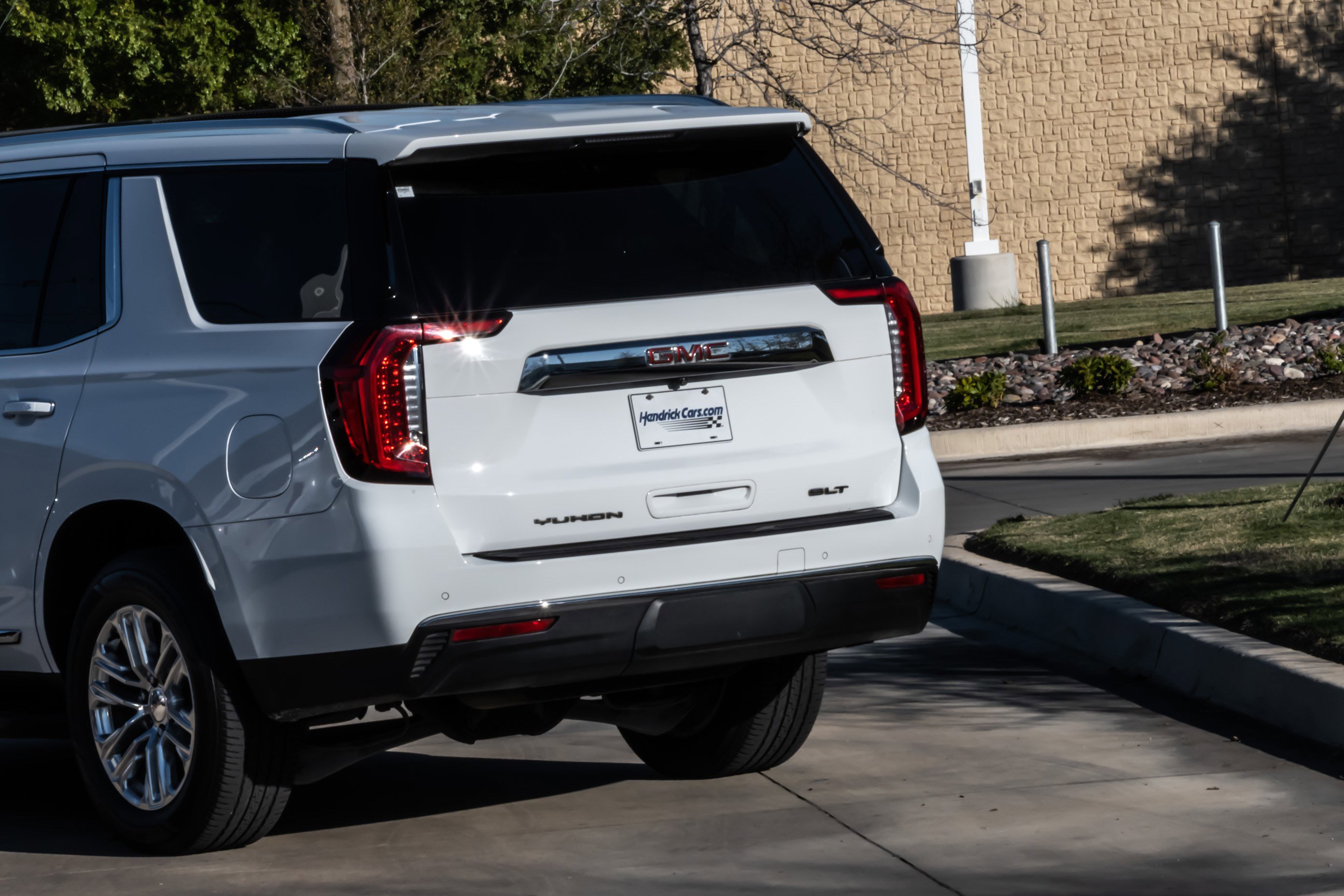 Used 2021 GMC Yukon SLT w/ SLT Premium Package image 6