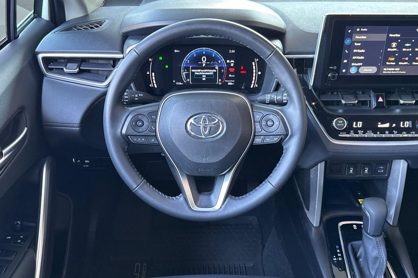 Used 2023 Toyota Corolla Cross XLE w/ Convenience Package FWD image 29