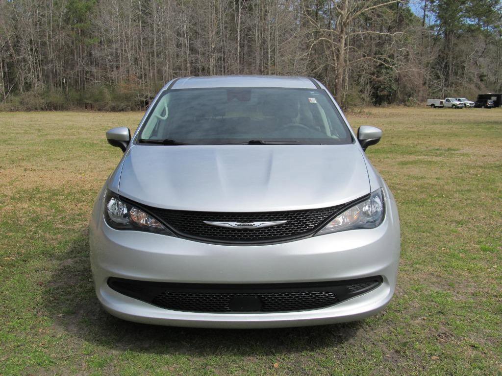 Used 2023 Chrysler Voyager LX image 9