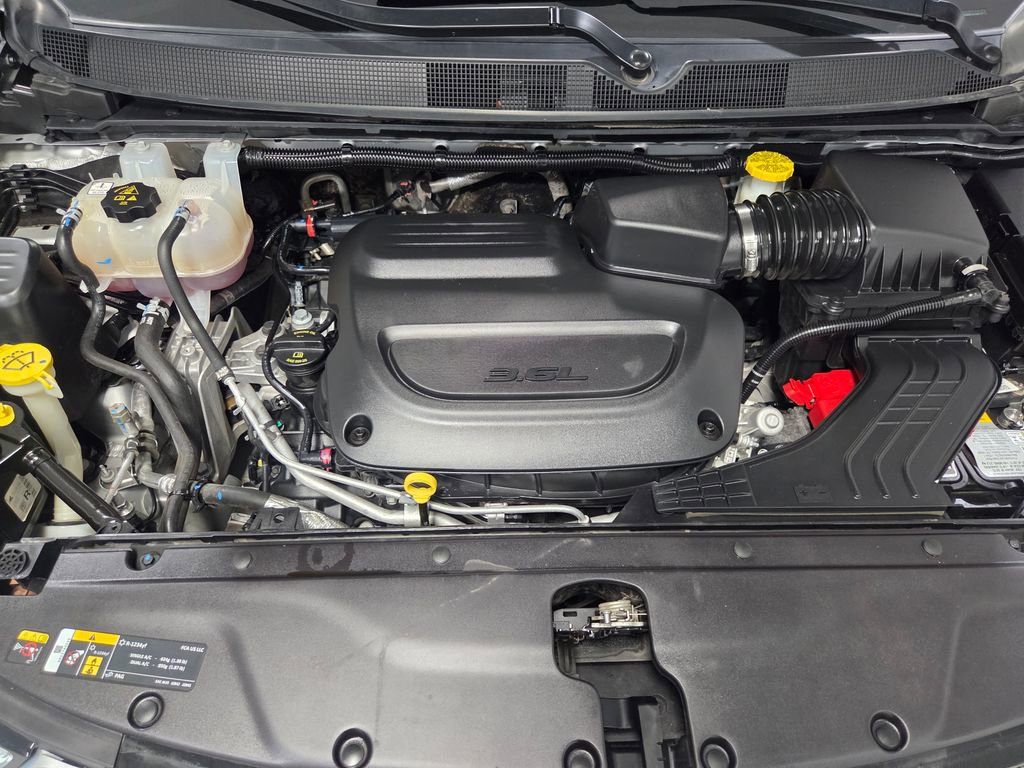 Certified 2024 Chrysler Pacifica Touring-L image 21