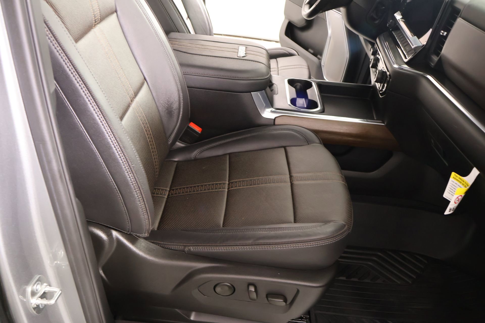 Used 2025 Chevrolet Silverado 2500 High Country w/ High Country Premium Package AWD/4WD image 13