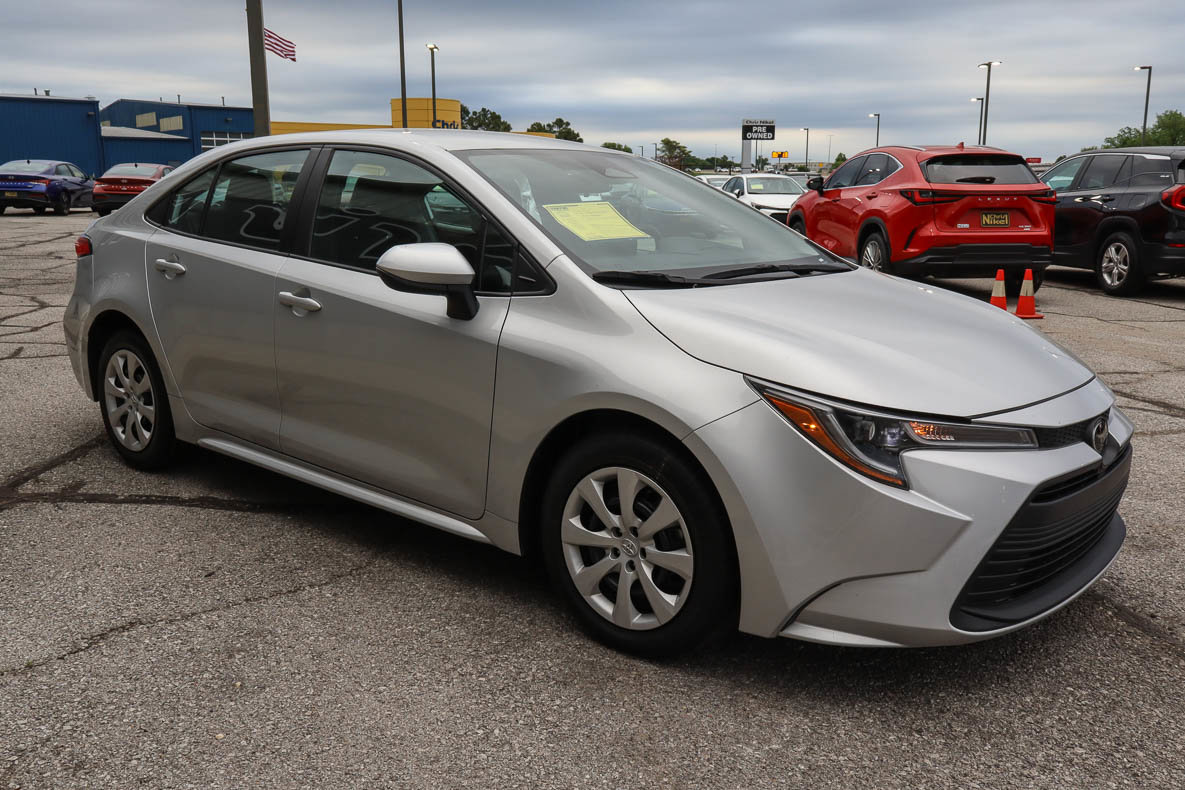 Used 2024 Toyota Corolla LE FWD image 3