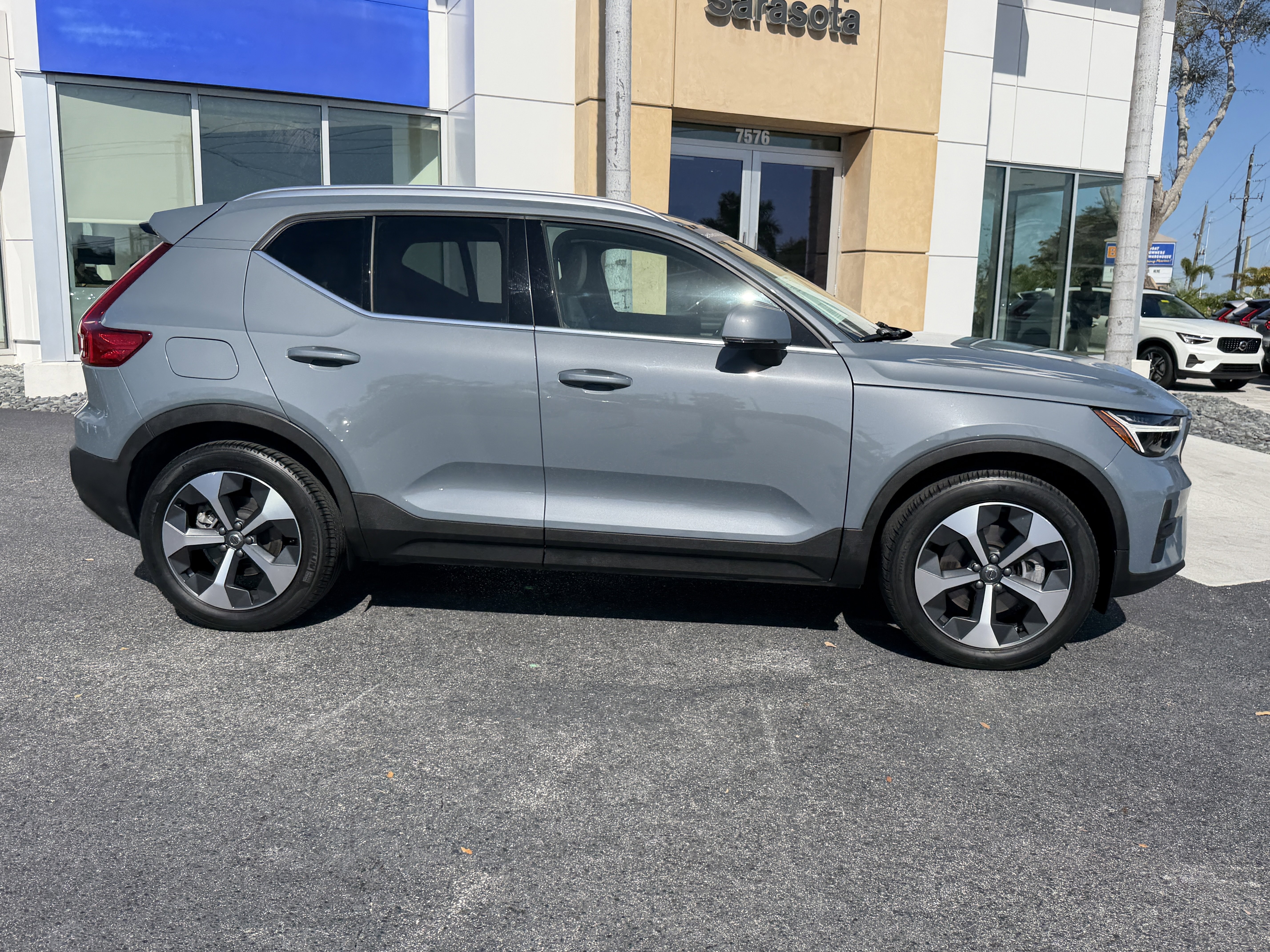 Certified 2023 Volvo XC40 B5 Plus w/ Protection Package Premier AWD/4WD image 2