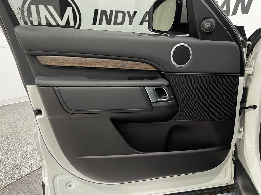 Used 2017 Land Rover Discovery SE image 15