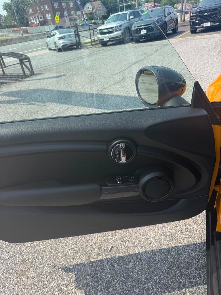 Used 2018 MINI Cooper 2-Door Hardtop w/ Cold Weather Package FWD image 9