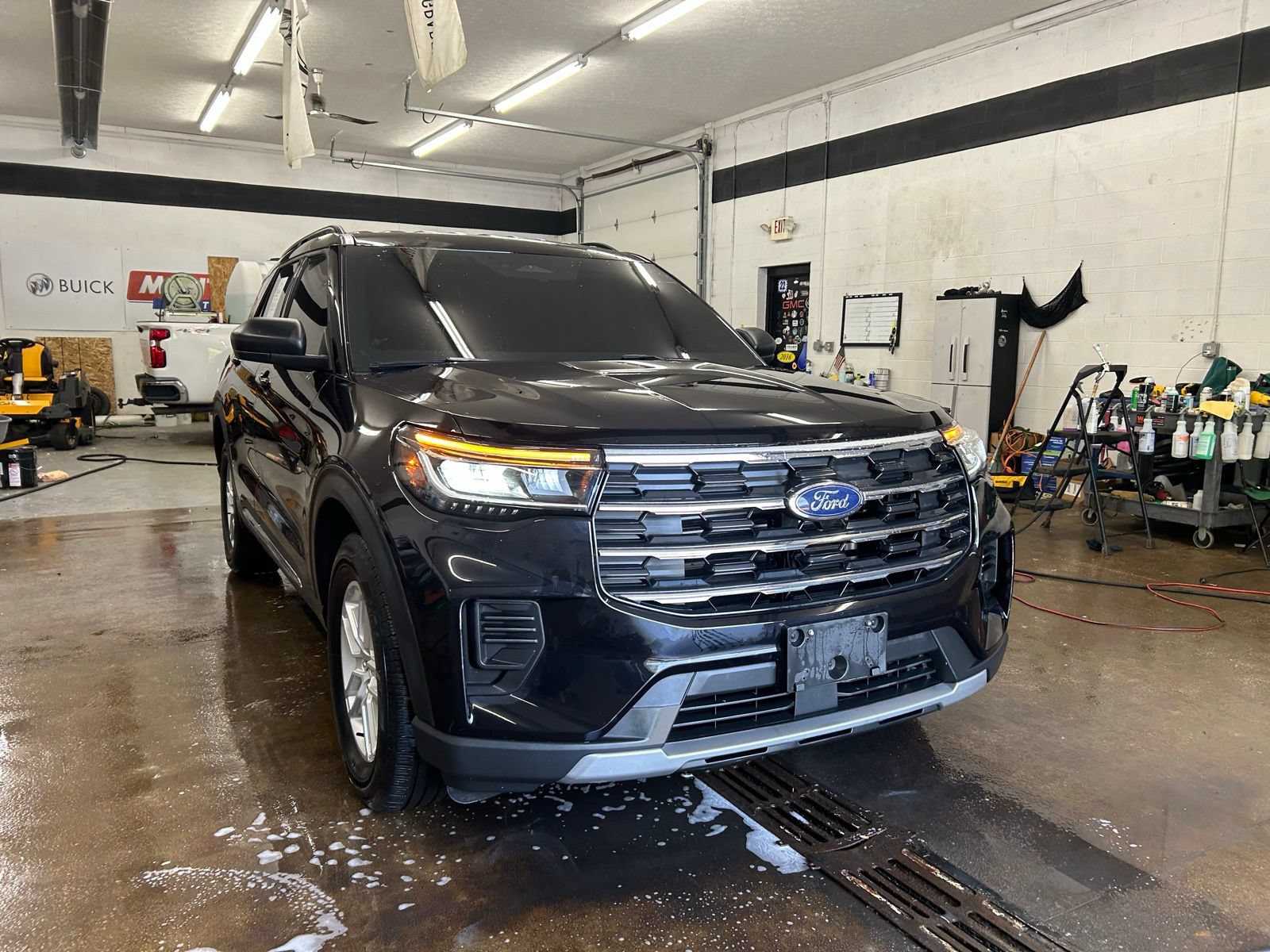 Used 2025 Ford Explorer Active AWD/4WD image 9