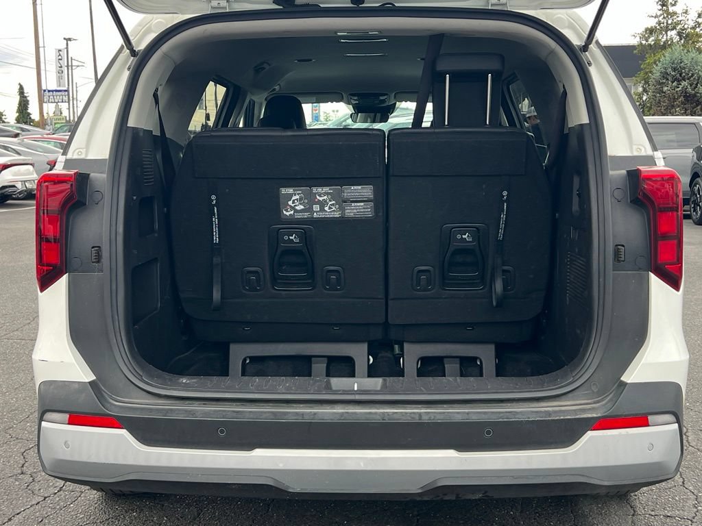 Used 2025 Kia Carnival FWD image 8
