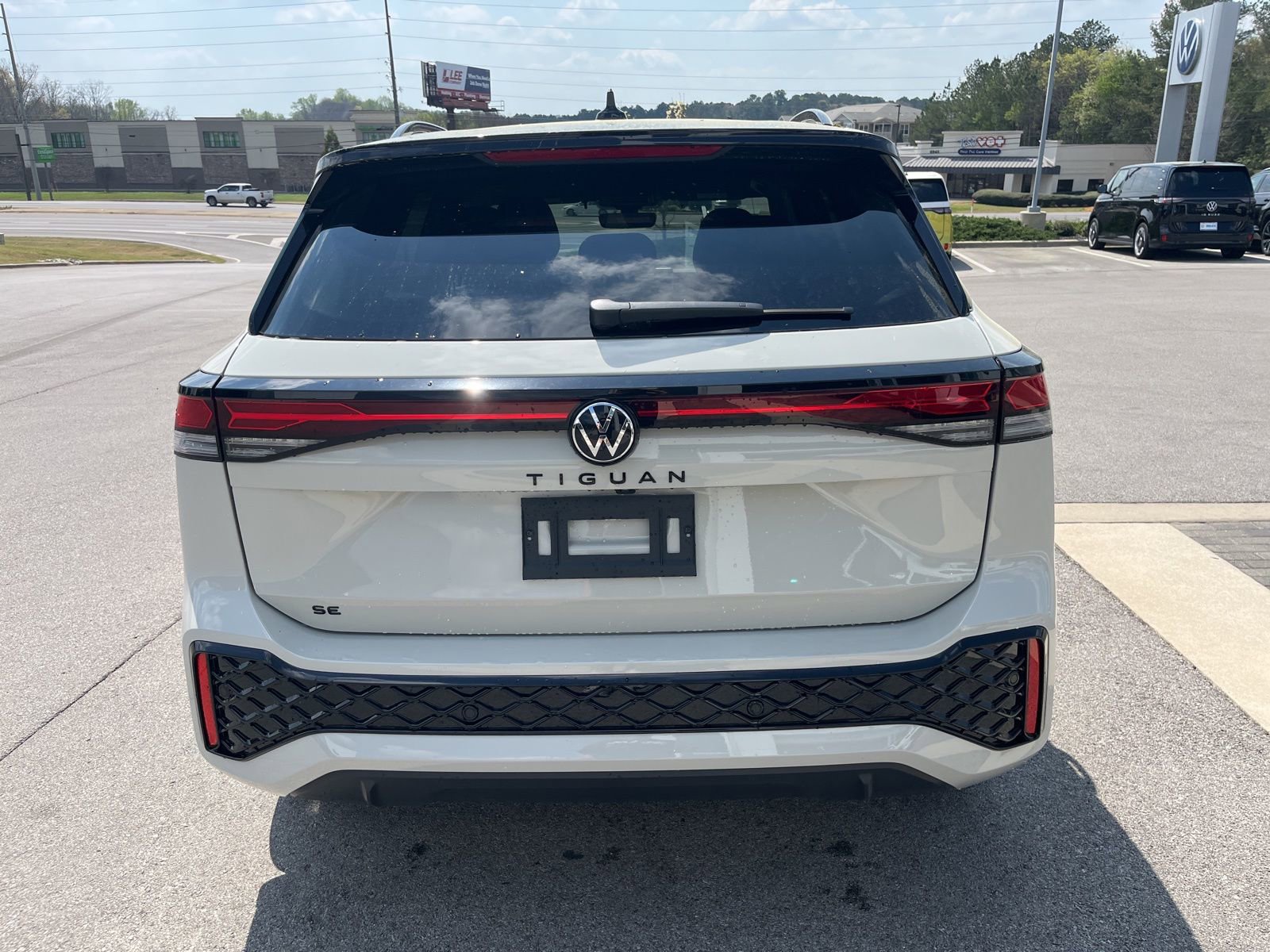 New 2026 Volkswagen Tiguan SE R-Line FWD image 4