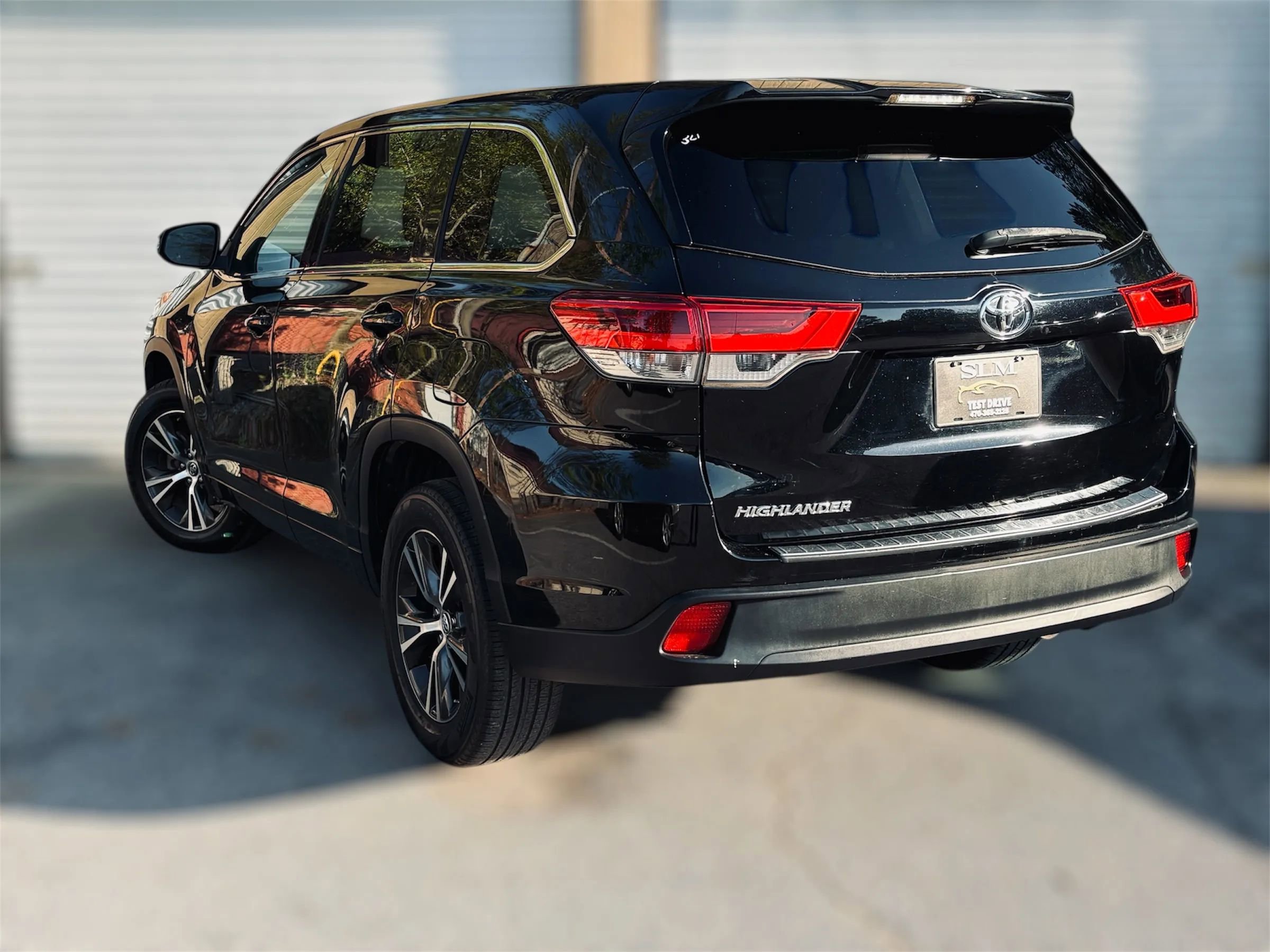 Used 2017 Toyota Highlander LE FWD image 3