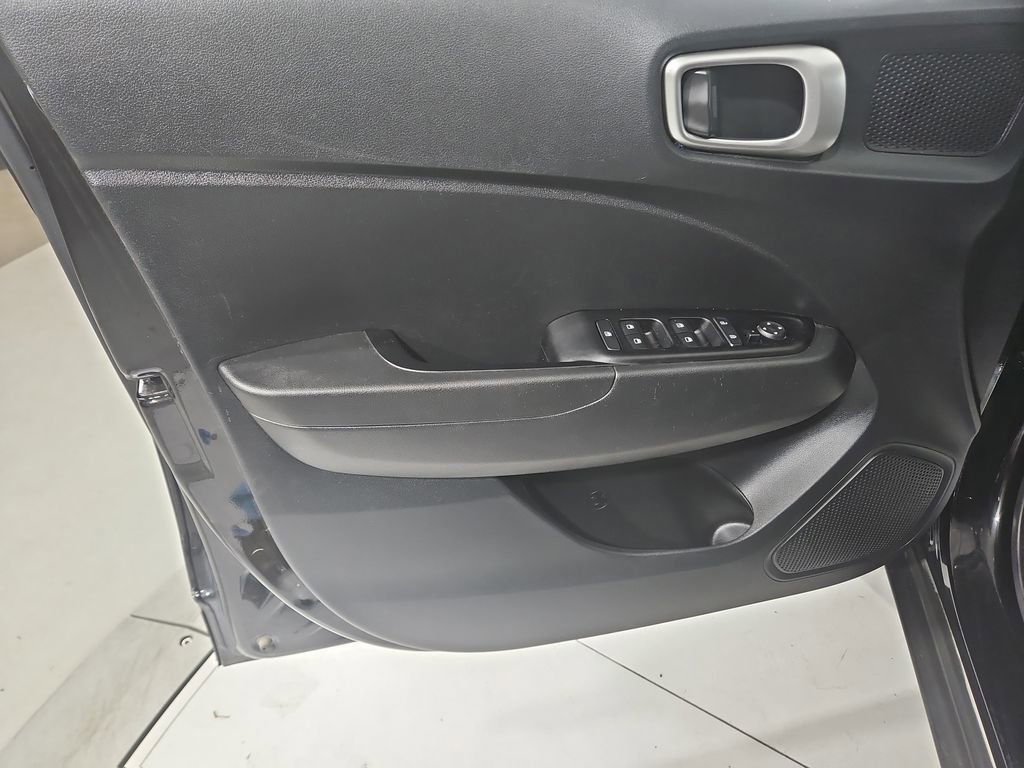 Used 2024 Hyundai Venue SEL image 11