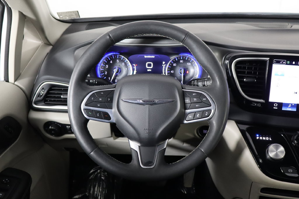 Used 2023 Chrysler Pacifica Touring-L FWD image 7