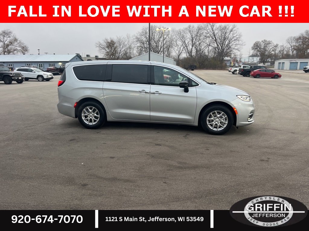 New 2026 Chrysler Pacifica Select image 7