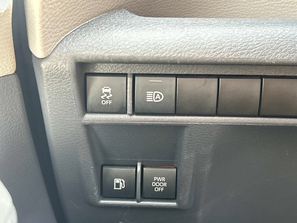 Used 2023 Toyota Sienna LE AWD/4WD image 26