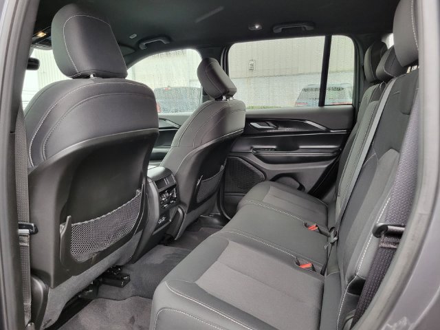 Used 2025 Jeep Grand Cherokee Laredo AWD/4WD image 22