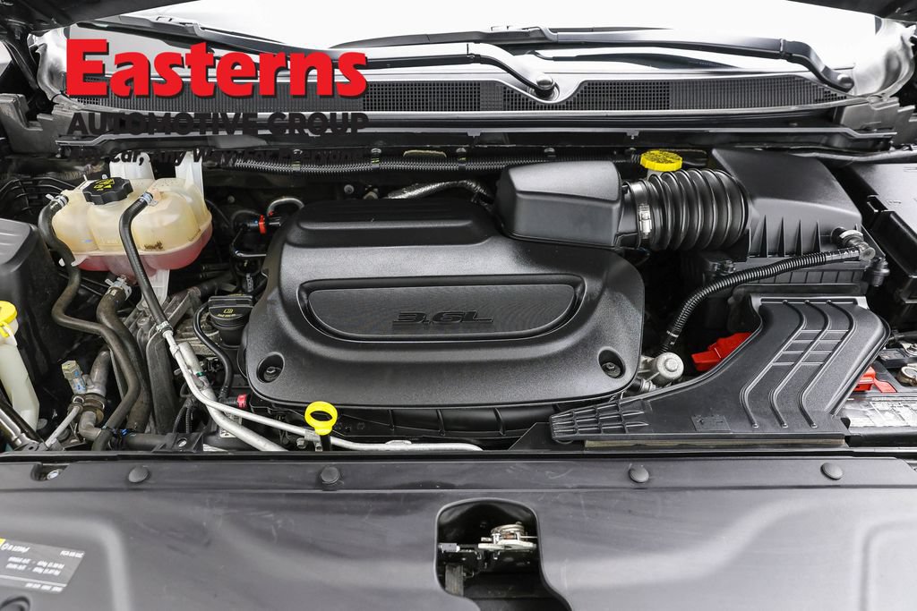 Used 2023 Chrysler Pacifica Touring-L FWD image 7