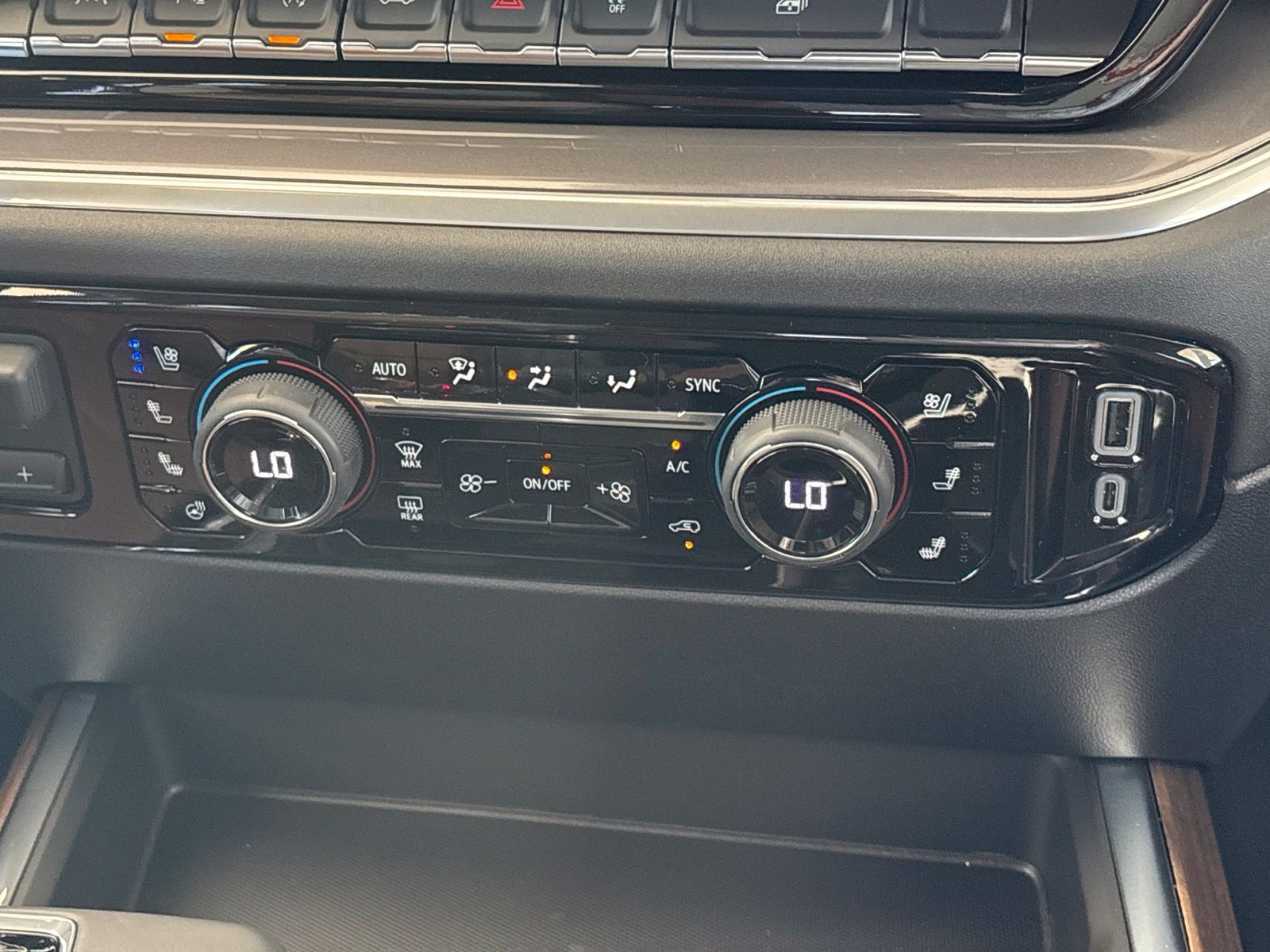 New 2026 Chevrolet Silverado 1500 High Country w/ High Country Premium Package AWD/4WD image 28
