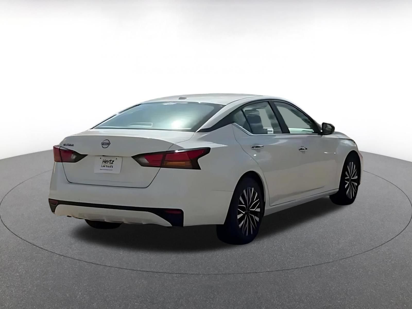 Used 2025 Nissan Altima 2.5 SV FWD image 14