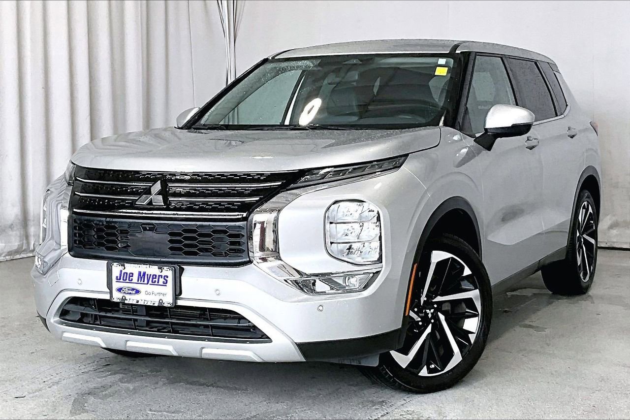 Used 2023 Mitsubishi Outlander SE image 12