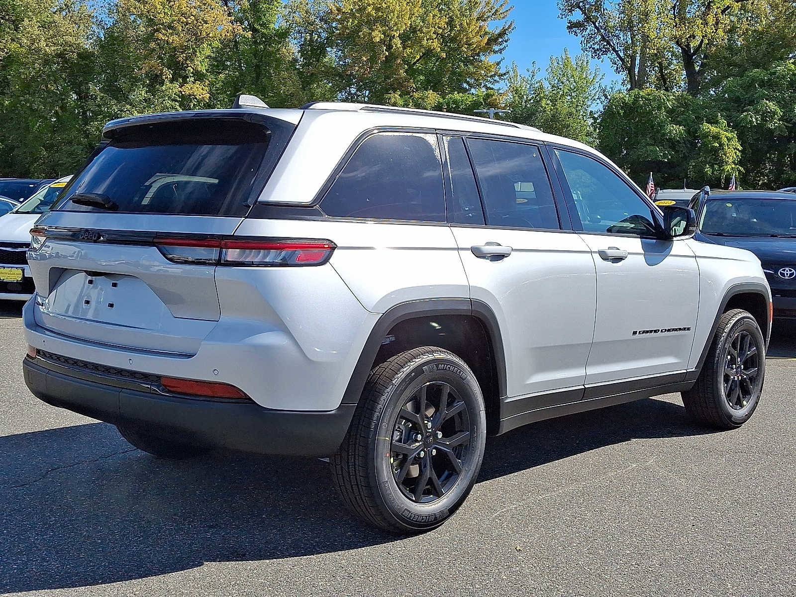 New 2025 Jeep Grand Cherokee Altitude image 4