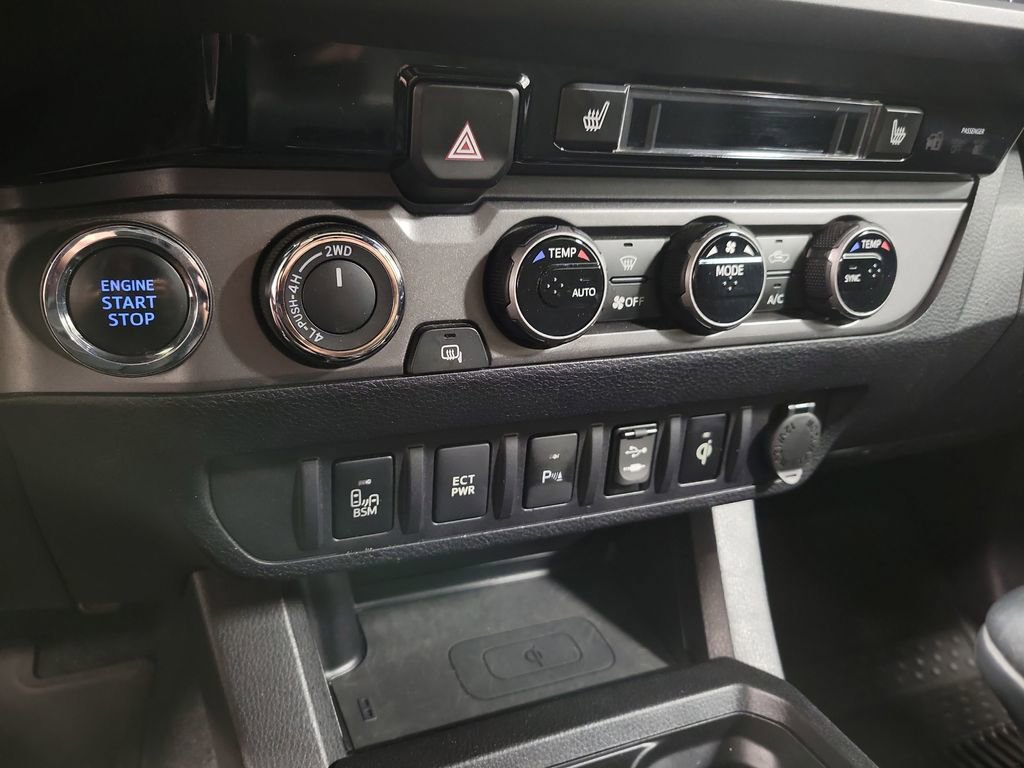 Used 2016 Toyota Tacoma TRD Off-Road w/ Premium & Technology Package AWD/4WD image 17