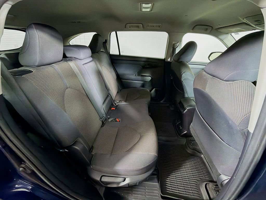 Used 2023 Toyota Highlander LE image 28