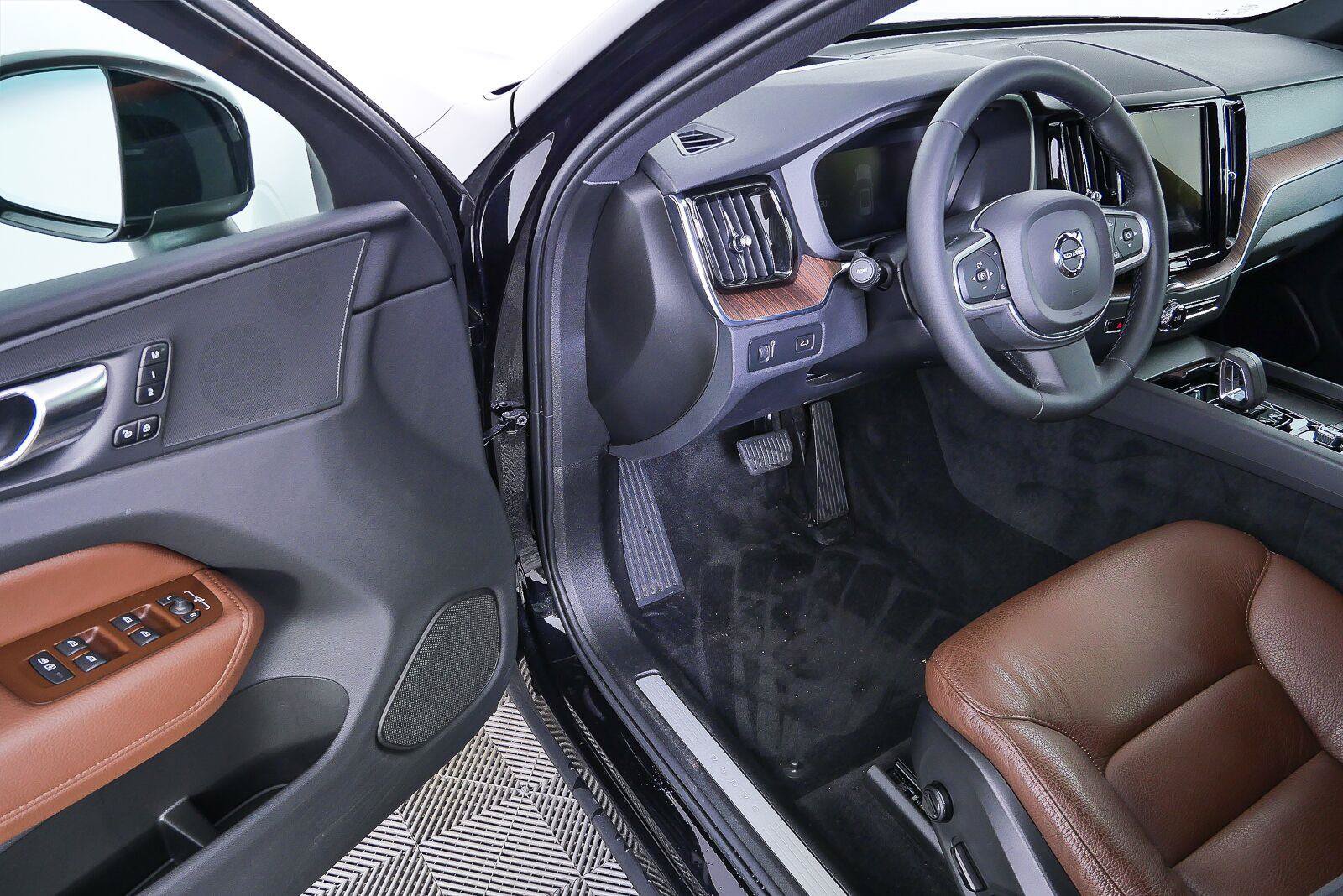Used 2022 Volvo XC60 B5 Momentum w/ Advanced Package FWD image 7