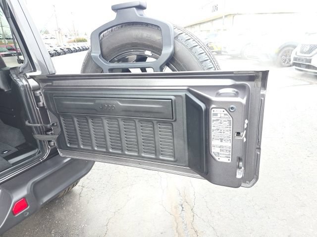 Used 2025 Jeep Wrangler Unlimited Sahara w/ Safety Group AWD/4WD image 53