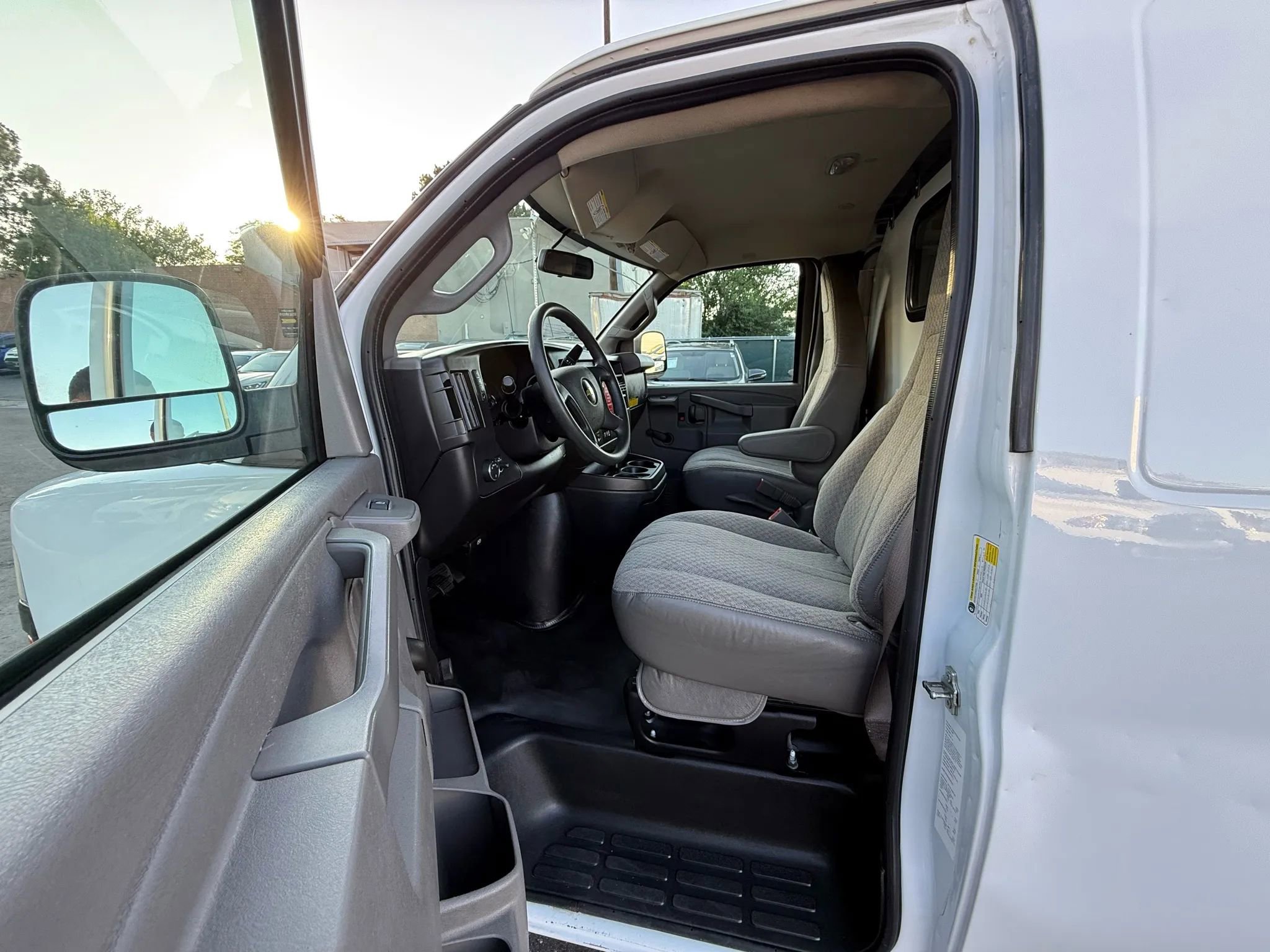Used 2018 Chevrolet Express 2500 image 22