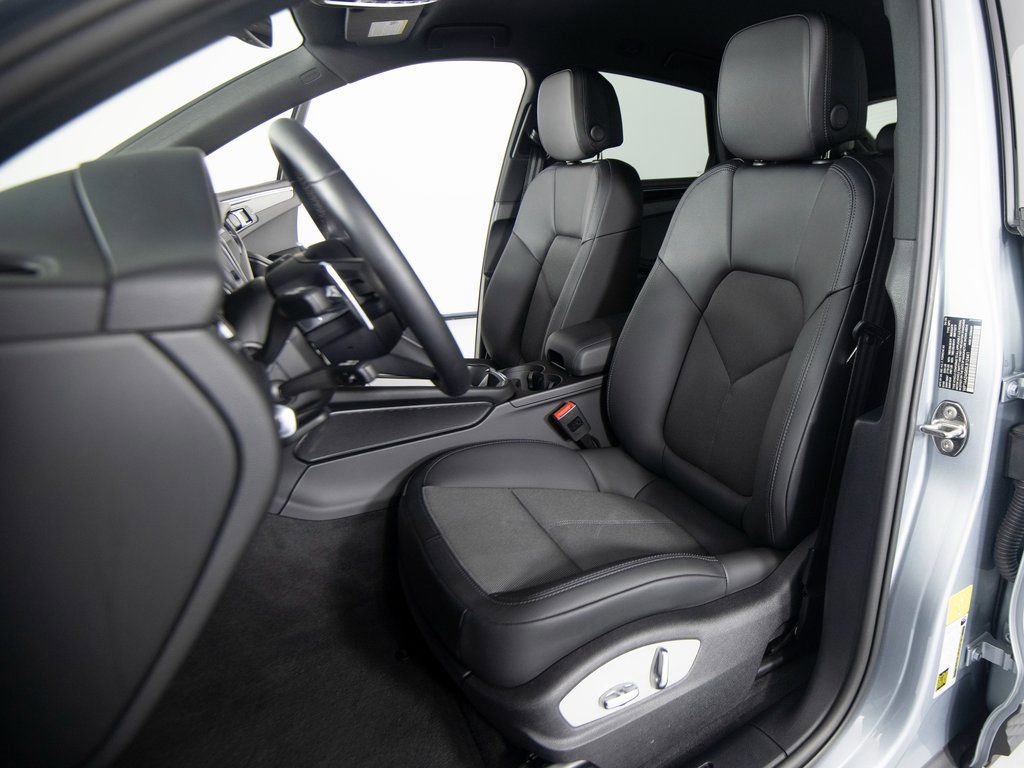 Certified 2025 Porsche Macan AWD/4WD image 5