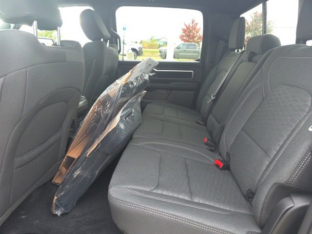 New 2026 RAM 1500 4x4 Crew Cab image 32