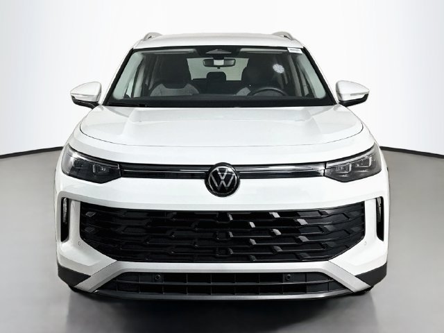 Used 2025 Volkswagen Tiguan S FWD image 2
