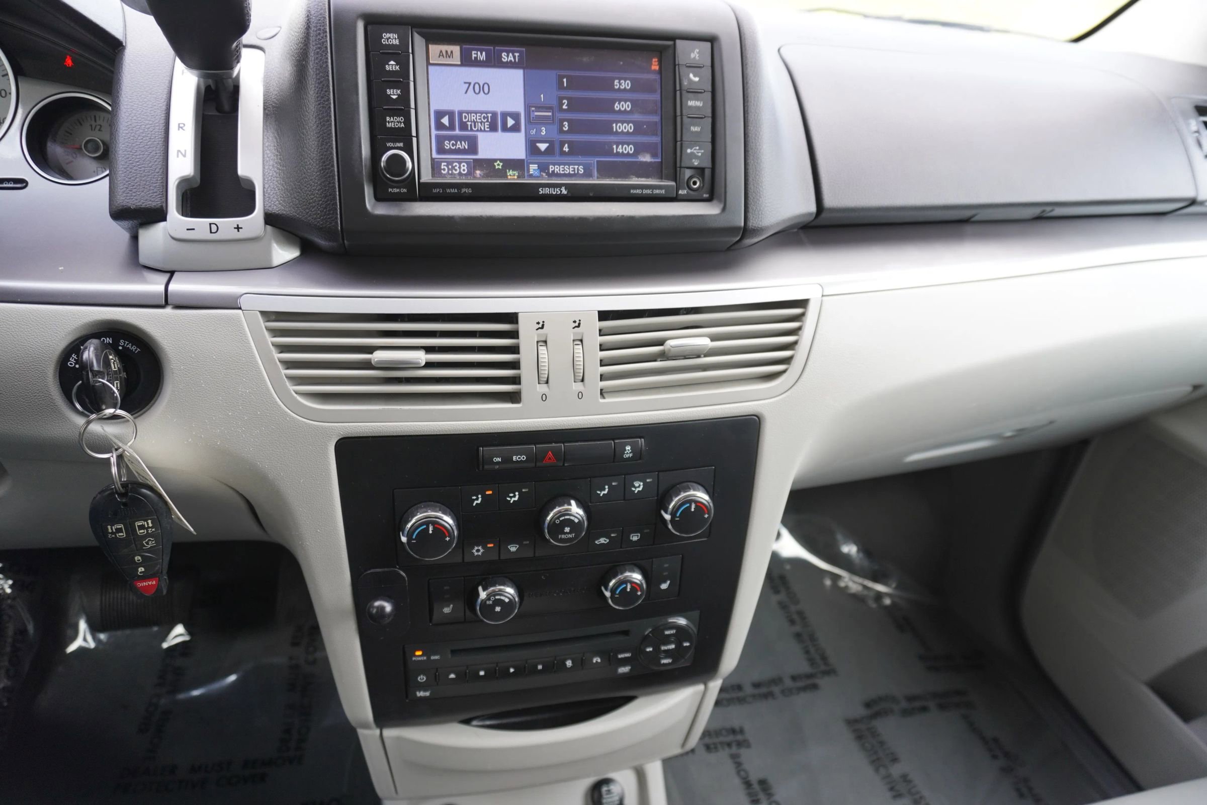 Used 2012 Volkswagen Routan SE FWD image 17