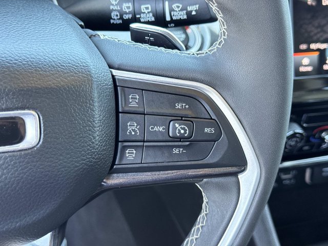 Used 2023 Jeep Grand Cherokee L Laredo RWD image 12
