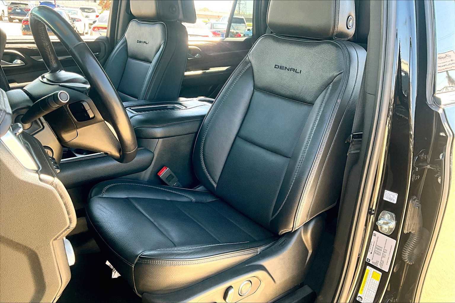 Used 2021 GMC Yukon Denali w/ Denali Premium Package image 8