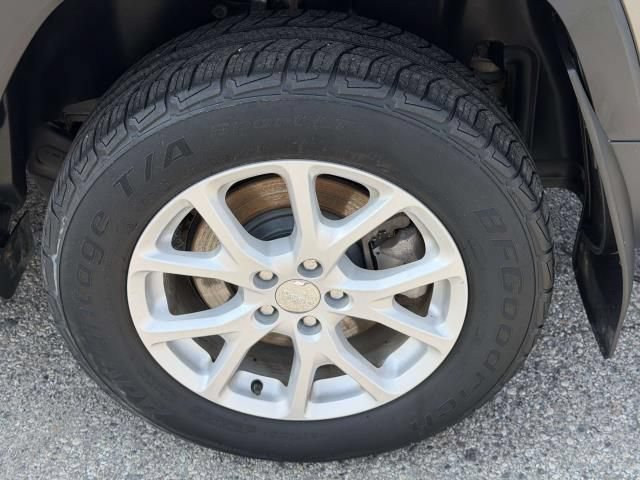 Used 2016 Jeep Cherokee Latitude w/ Cold Weather Group AWD/4WD image 27