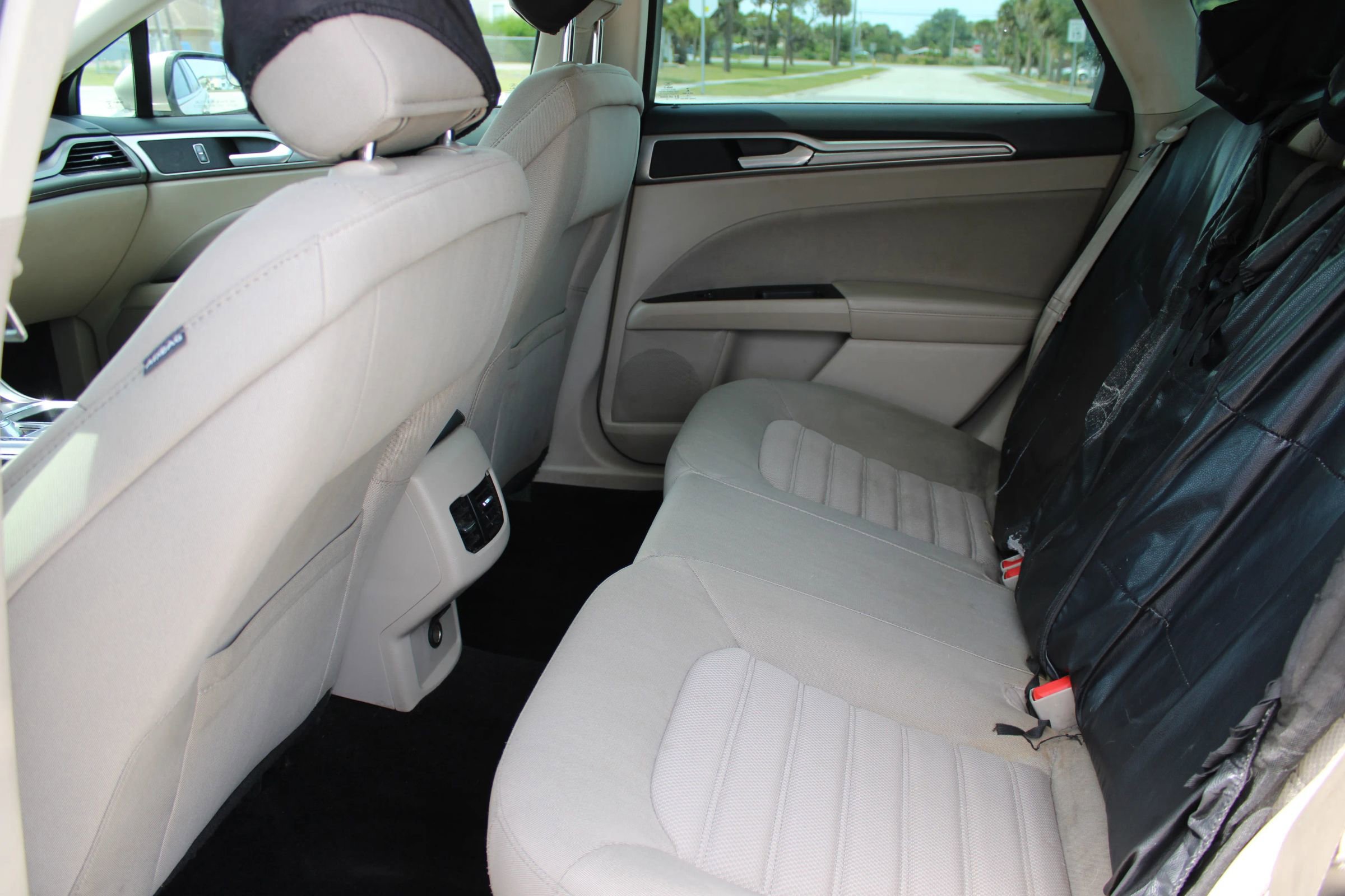 Used 2017 Ford Fusion SE FWD image 18