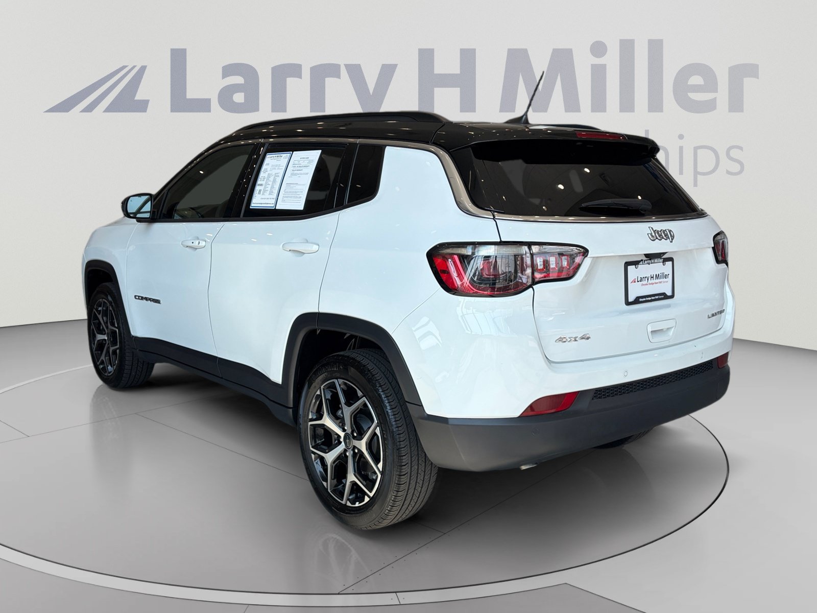 Used 2025 Jeep Compass Limited AWD/4WD image 3