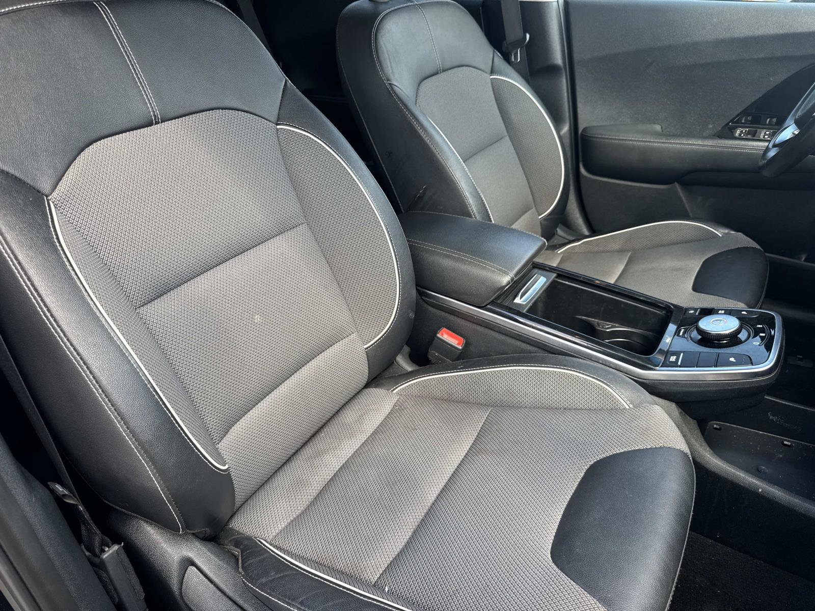 Used 2022 Kia Niro EX image 27